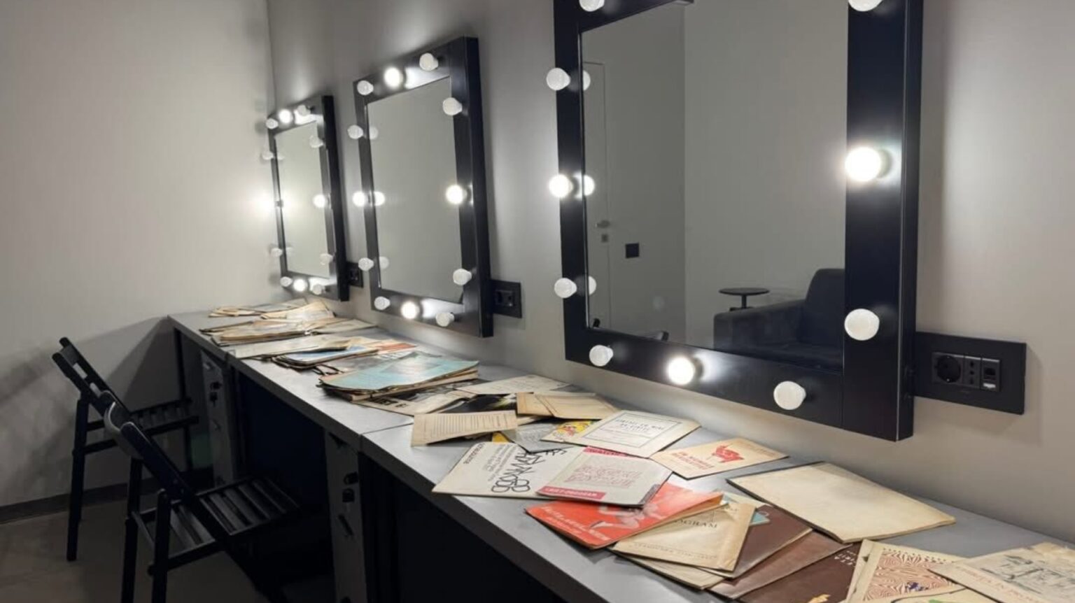 se ridica pentru prima oara cortina la teatrul grivita 53 primele bilete s au pus in vanzare sala mare se deschide publicului in decembrie cu spectacolul 539 691b0d9e09b15