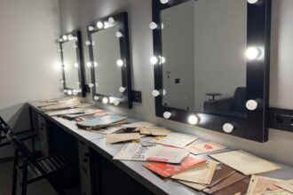 se ridica pentru prima oara cortina la teatrul grivita 53 primele bilete s au pus in vanzare sala mare se deschide publicului in decembrie cu spectacolul 539 691b0d9e09b15