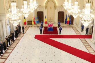 sicriul cu ramasitele pamantesti ale lui grigore alexandru ghyka ultimul domn al moldovei depus duminica in sala unirii de la palatul cotroceni 69104f56709f2