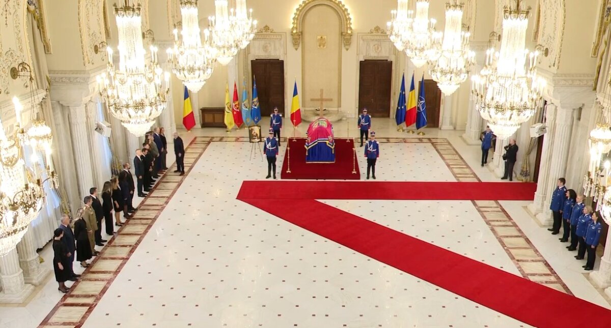 sicriul cu ramasitele pamantesti ale lui grigore alexandru ghyka ultimul domn al moldovei depus duminica in sala unirii de la palatul cotroceni 69104f56709f2