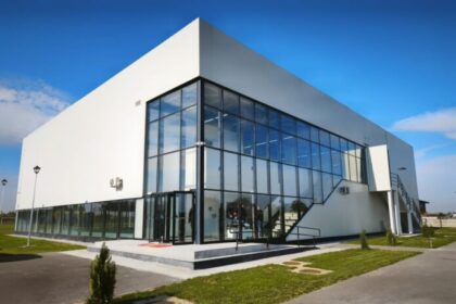 stefan radulescu vicepresedinte cj ilfov copiii si tinerii din copaceni au de acum o sala de sport noua pe strada morii construita la standarde moderne 6920079a36aac 1