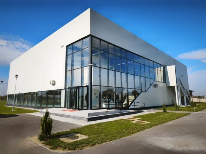 stefan radulescu vicepresedinte cj ilfov copiii si tinerii din copaceni au de acum o sala de sport noua pe strada morii construita la standarde moderne 6920079a36aac 1