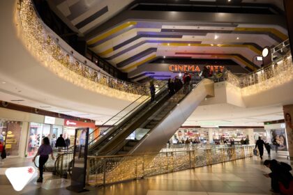 sun plaza deschide oficial sezonul sarbatorilor de iarna cu aprinderea luminitelor de craciun si un concert rares si theo rose 691e24c445d1a