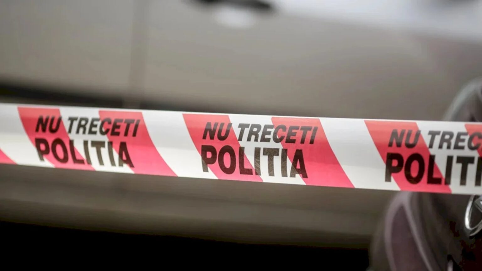 suspiciune de asasinat in drumul taberei unde un barbat a fost gasit injunghiat in apartamentul lui politistii ancheteaza cazul ca moarte suspecta 6925ac305a464