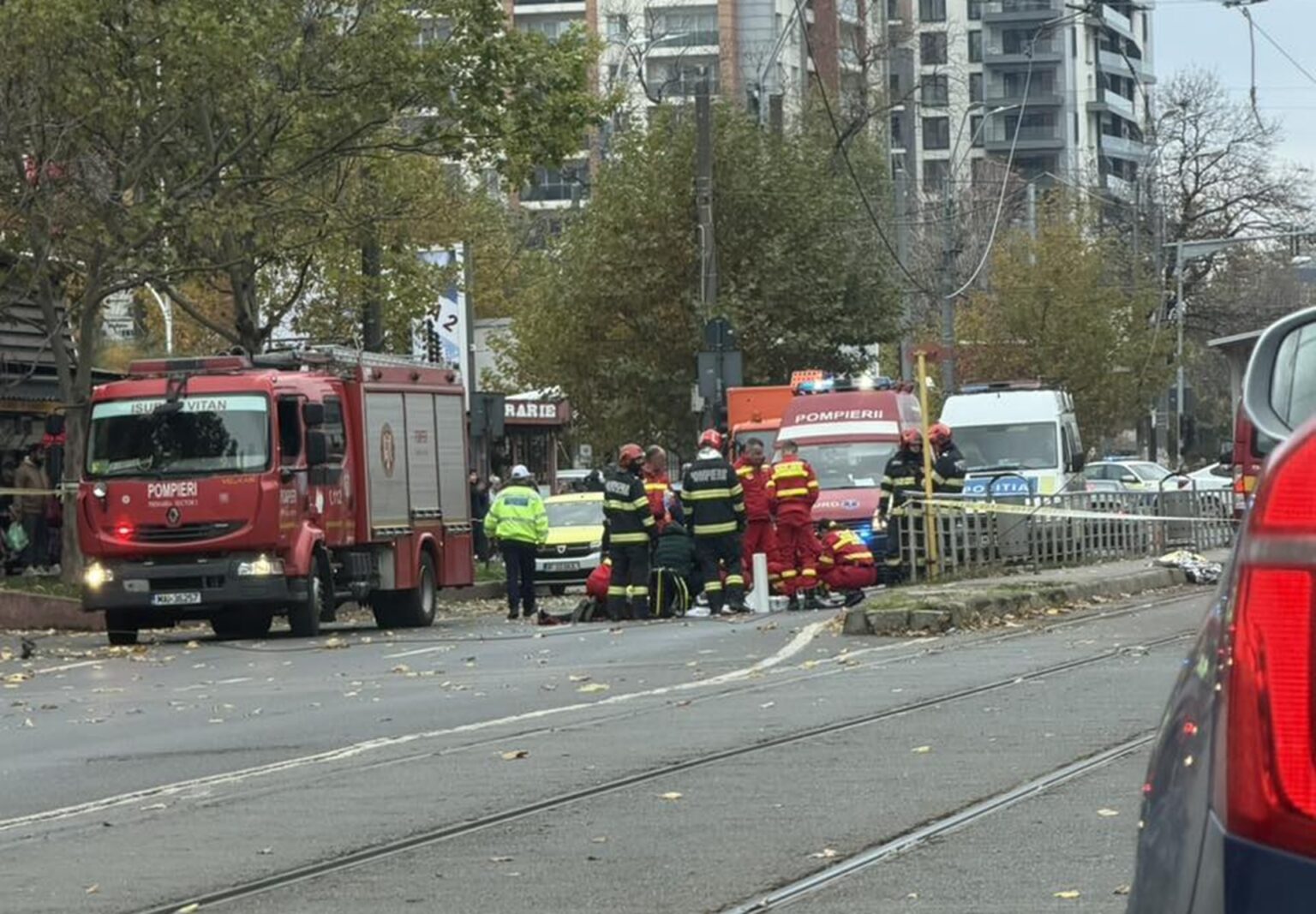 tramvaiele 1 10 19 23 27 si 49 blocate in zona dristor un camion a rupt un fir de electricitate in cadere a lovit o femeie care era pe trotuar intervine smurd anunta stb 690c7fe4c47d9