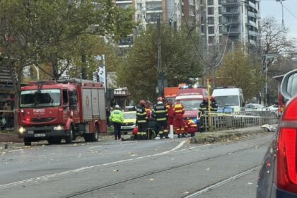 tramvaiele 1 10 19 23 27 si 49 blocate in zona dristor un camion a rupt un fir de electricitate in cadere a lovit o femeie care era pe trotuar intervine smurd anunta stb 690c7fe4c47d9