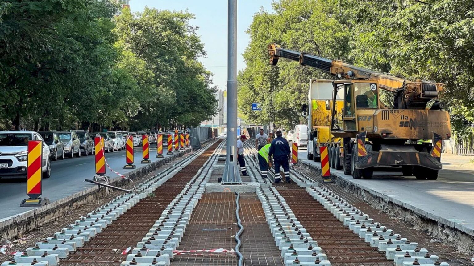 tramvaiul corporatistilor ar putea reveni din decembrie pe traseu dar incomplet intarziatele copertine din statii inca nu sunt montate toate 690781867724e