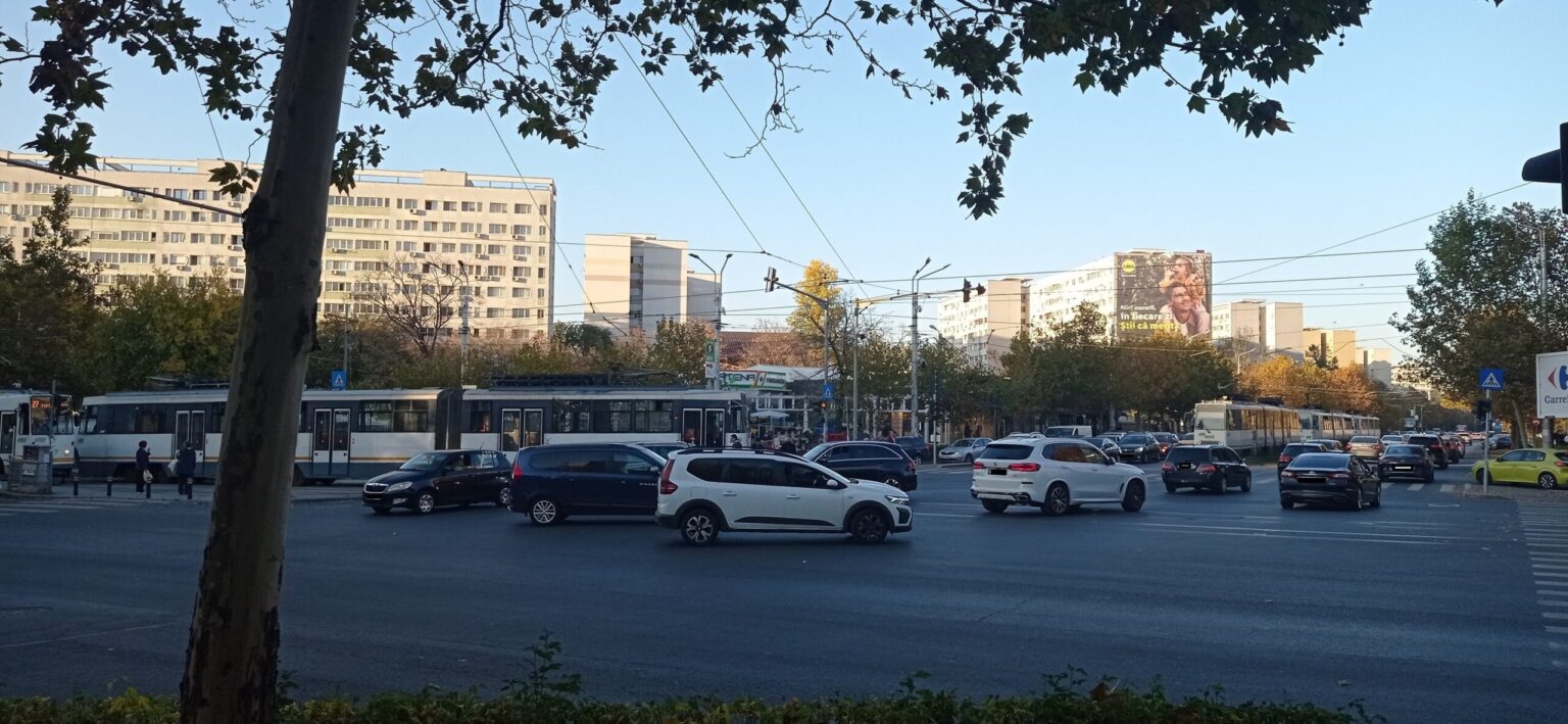 trei linii de tramvai sunt blocate pe bd camil ressu la statia piata ramnicu sarat stb anunta o avarie in reteaua de contact 6908c5fa180cb