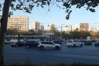 trei linii de tramvai sunt blocate pe bd camil ressu la statia piata ramnicu sarat stb anunta o avarie in reteaua de contact 6908c5fa180cb