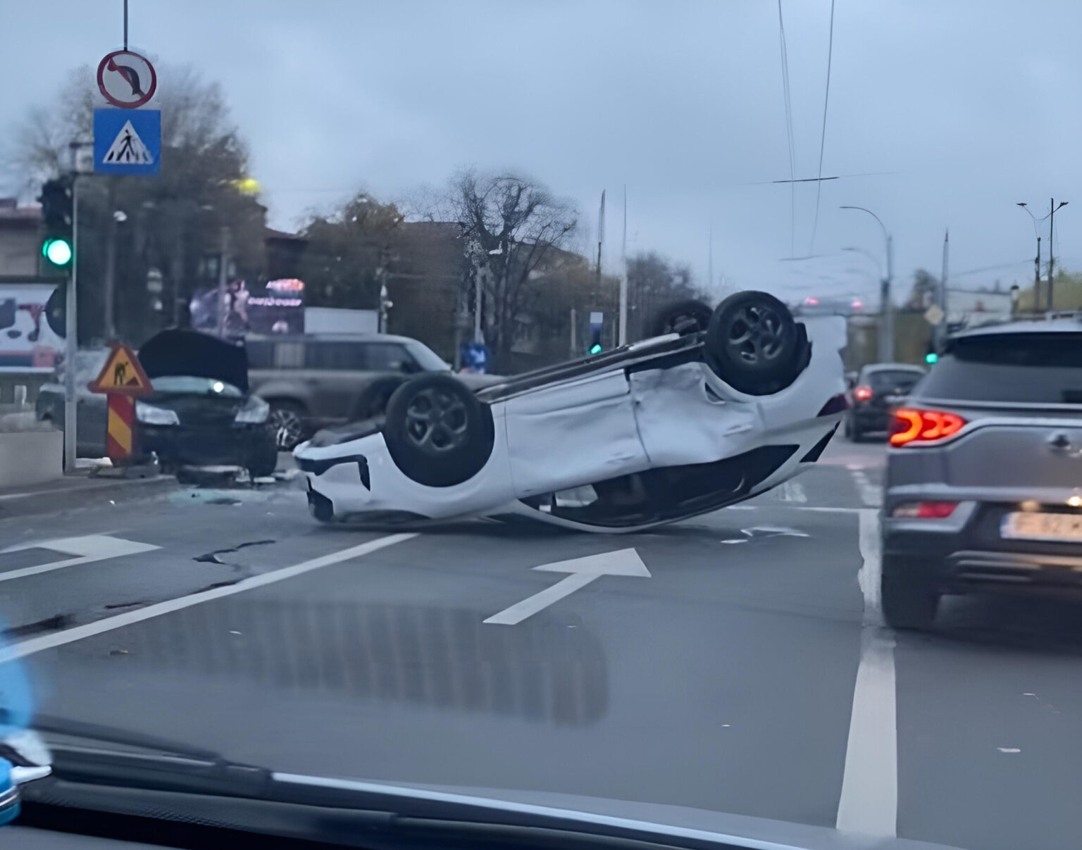 video accident foarte grav pe podul cotroceni impact violent masina rasturnata in intersectie 690c464be4c3f 1