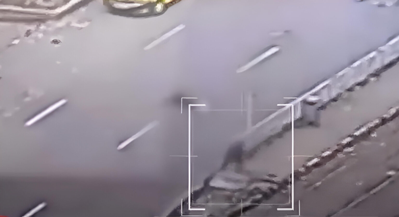 video barbatul cazut pe refugiul de tramvai a doua posibila victima a cablului stb rupt de un camion care a secerat o femeie apoi a aruncat o in aer 690d96b8c14f4