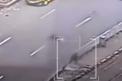 video barbatul cazut pe refugiul de tramvai a doua posibila victima a cablului stb rupt de un camion care a secerat o femeie apoi a aruncat o in aer 690d96b8c14f4