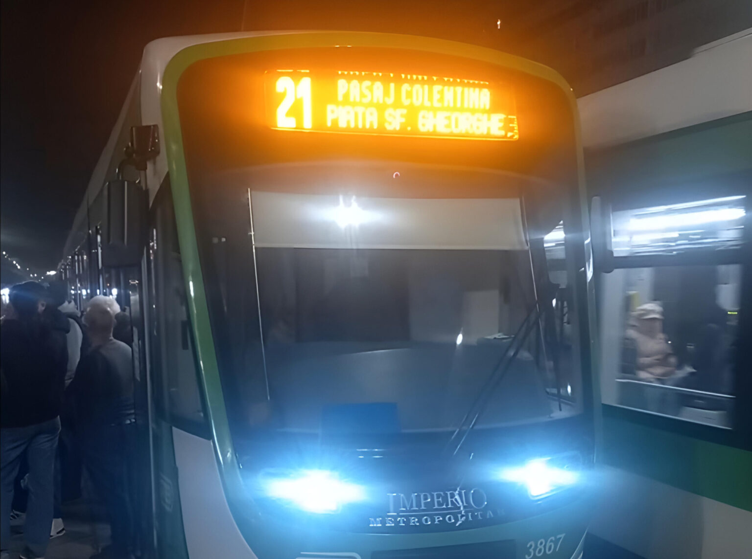 video incident violent intre mai multi calatori in statie la obor intr un imperio de pe linia 21 un om a fost ranit tramvaie blocate timp de doua ore 6922919b89f17 1