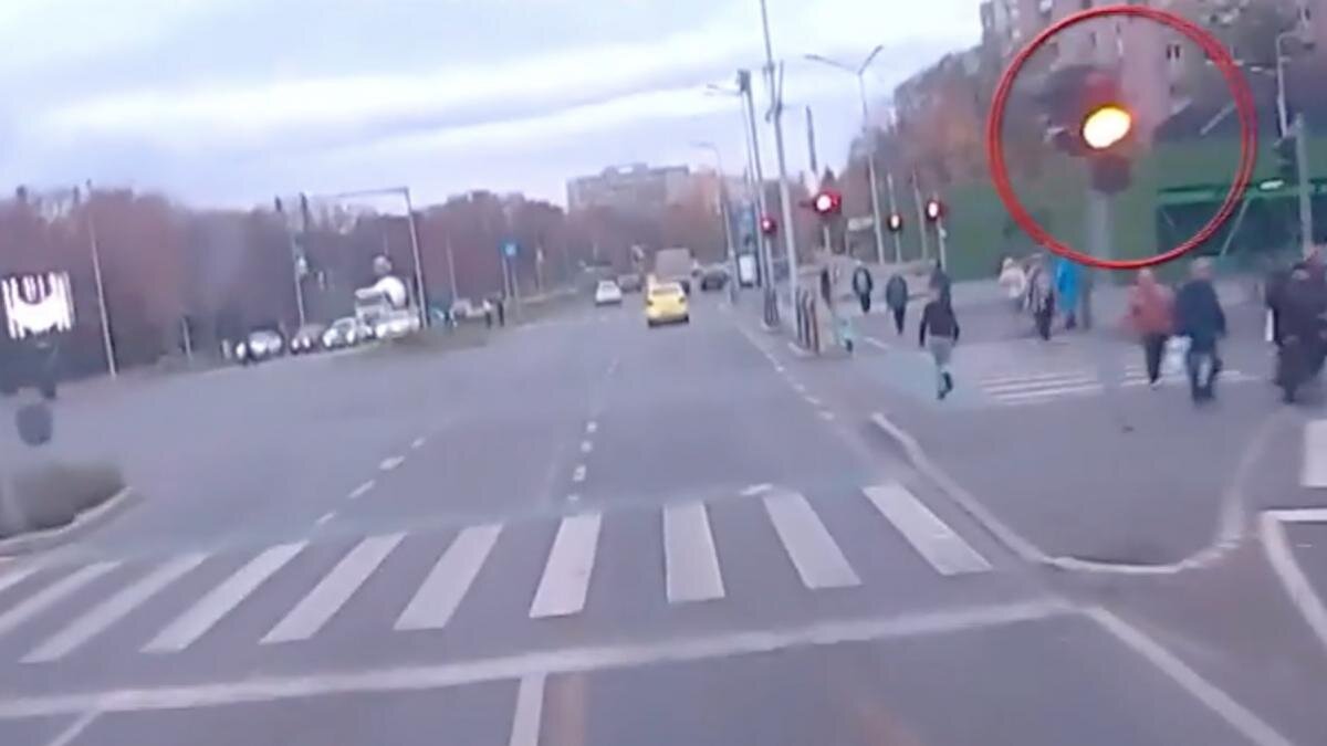 video momentul accidentului din drumul taberei surprins pe camere cum se apara soferul autobuzului liniei 168 690a528c2890f