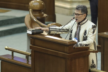 video senator sos despre acuzatia ca un coleg a furat un rucsac om fi noi parlamentarii hoti dar chiar sa ne coboram la nivelul asta 691c8e011d26b 1