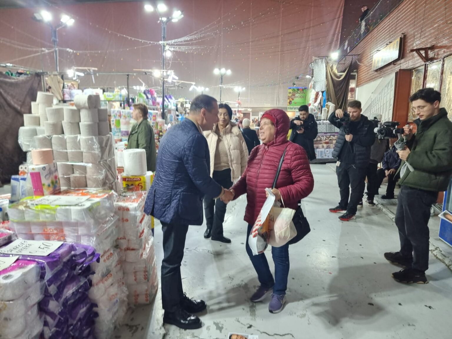 video surpriza de weekend in piata obor te duci sa iei gogonele sa faci muraturi si dai peste brigada facem baluta cu tot cu candidat 690f22c8e6a79