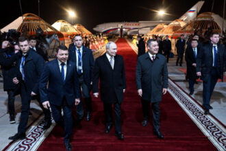 video vladimir putin primit cu vulturi dresati cai si caini de paza in kirgizstan ceremonie grandioasa pentru liderul rus 6925dda1b6fa0