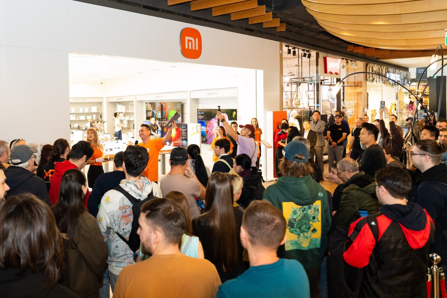xiaomi a deschis primul magazin fizic din romania in mall ul parklake 69248417cefce