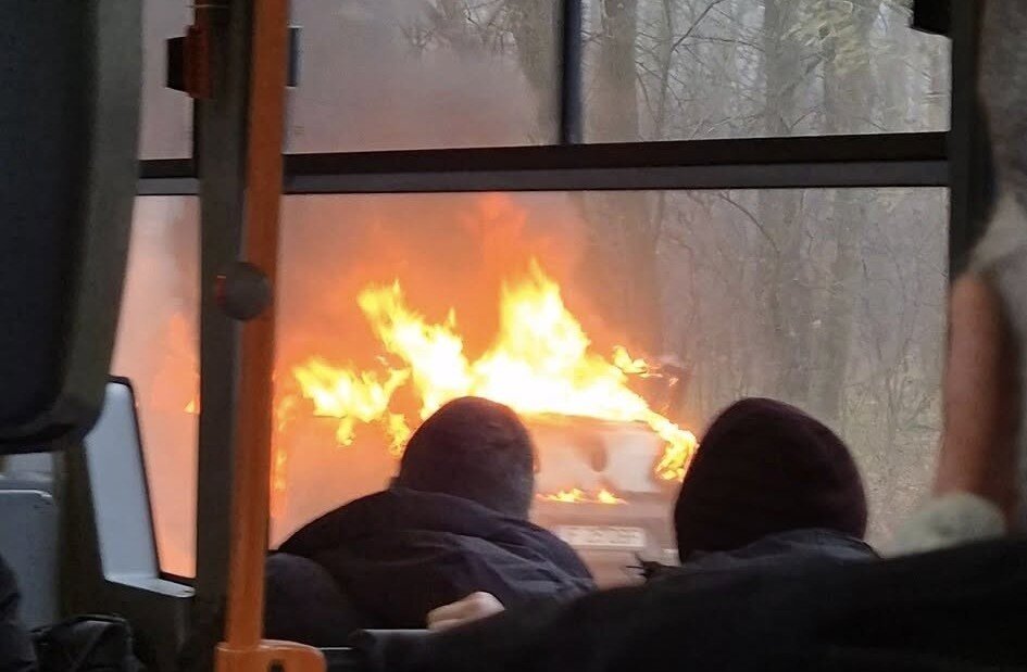 alerta masina in flacari pe dn1 pe sensul dinspre ploiesti spre bucuresti martor incendiul auto in apropiere de dimieni multe echipaje de interventie 69425f85c3ab0