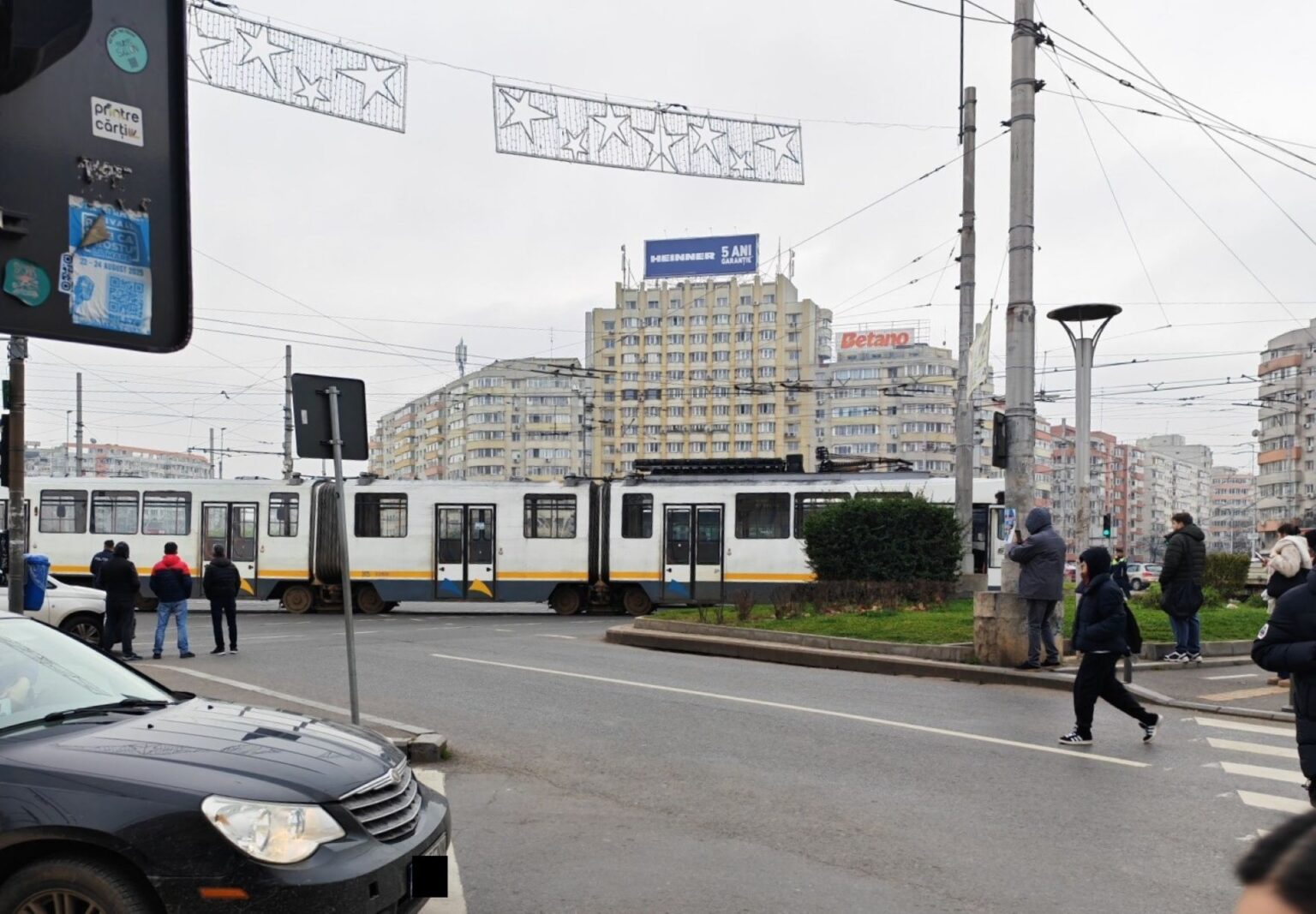 alerta un tramvai de pe linia 21 a deraiat in zona mihai bravu colentina traficul este foarte aglomerat 693c03dc1cec9