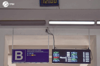 barbat urcat pe acoperisul garii de nord salvat de negociatorii politiei si internat intr o unitate medicala 693ff58e1f2a7