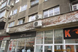 blocurile comuniste din bucuresti cu spatii comerciale la parter risca sa cedeze primele la un mare cutremur 693e681fc9ef3