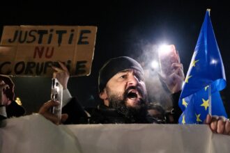 bolojan te suna romania bannere gigantice cat doua autobuze inlantuite se pregatesc sa ajunga la un nou protest in piata victoriei se striga adunarea pentru maine 69410f4016ab0