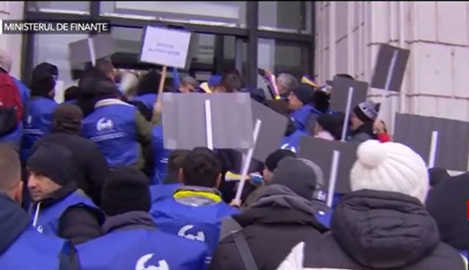 bucurestenii risca sa ramana fara caldura de craciun angajatii elcen protest in fata ministerului finantelor si amenintari cu greva generala 694931dd5e9ff