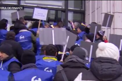 bucurestenii risca sa ramana fara caldura de craciun angajatii elcen protest in fata ministerului finantelor si amenintari cu greva generala 694931dd5e9ff