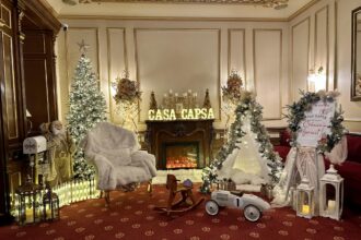 cadou de sezon la casa capsa sedinta foto din decorul craciunistic al restaurantului experienta programata pe 11 decembrie 69357af016f1f