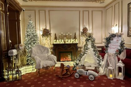 cadou de sezon la casa capsa sedinta foto din decorul craciunistic al restaurantului experienta programata pe 11 decembrie 69357af016f1f