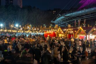 cat costa o portie de 3 mici cu cartofi prajiti la west side christmas market la sarmale mamaliga i separat o lista cu preturi la targul de craciun din drumul taberei 692ec60abaab3