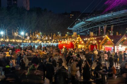 cat costa o portie de 3 mici cu cartofi prajiti la west side christmas market la sarmale mamaliga i separat o lista cu preturi la targul de craciun din drumul taberei 692ec60abaab3