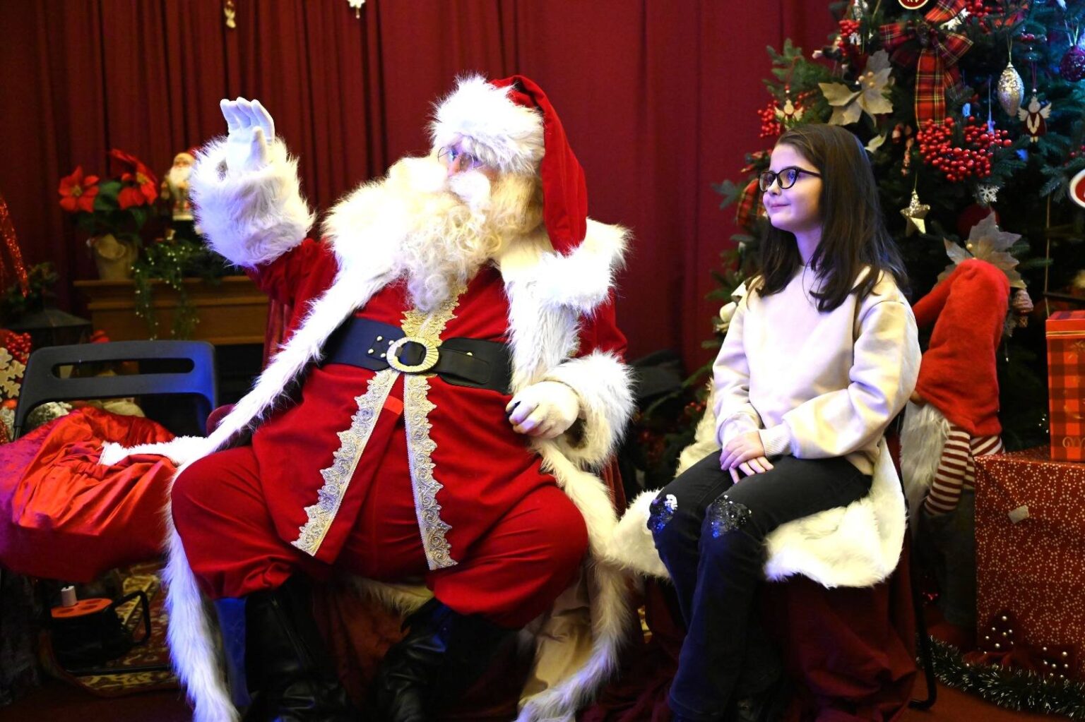 copiii asteptati la atelierul lui mos craciun de la west side christmas market 693d595b29f1f