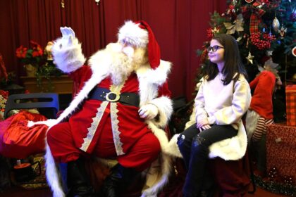 copiii asteptati la atelierul lui mos craciun de la west side christmas market 693d595b29f1f