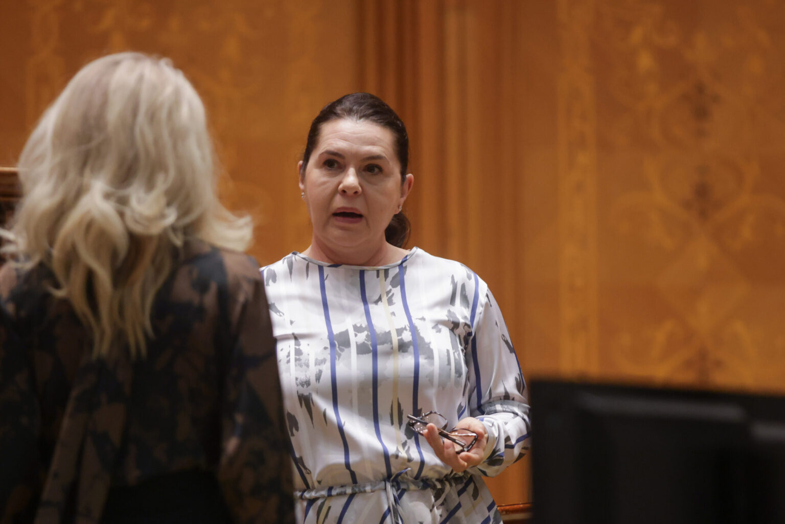 cosmarul oricarui bucurestean care are whatsapp contul adrianei saftoiu a fost spart contactele directorului tvr au primit mesaje prin care li se cerea bani imprumut 694023a702274