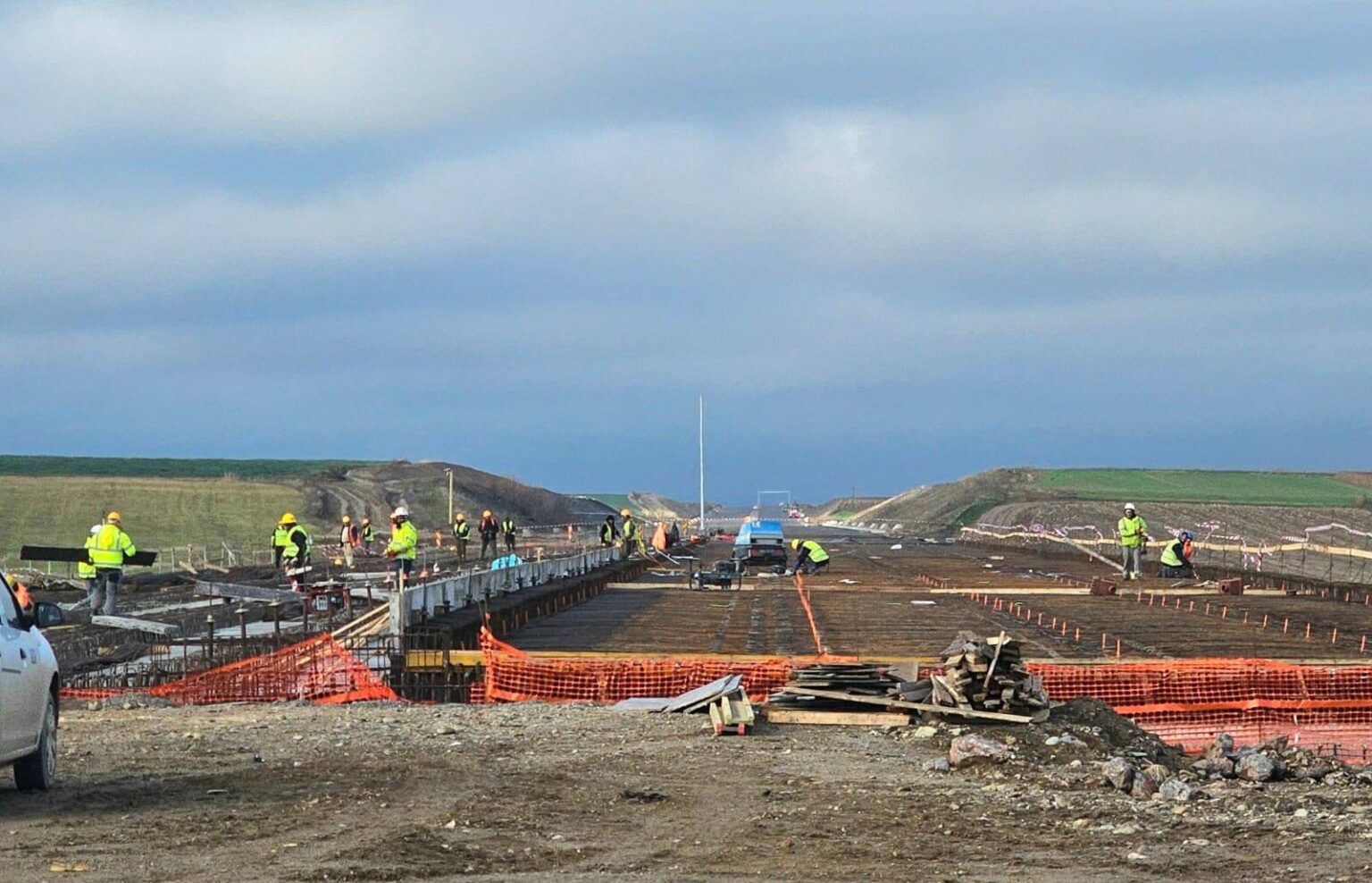 cristian pistol vizita pe santierul a3 impreuna cu premierul ilie bolojan mobilizare foarte buna a constructorului roman intre suplacu de barcau si chiribis 693c05da2288f