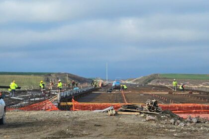 cristian pistol vizita pe santierul a3 impreuna cu premierul ilie bolojan mobilizare foarte buna a constructorului roman intre suplacu de barcau si chiribis 693c05da2288f