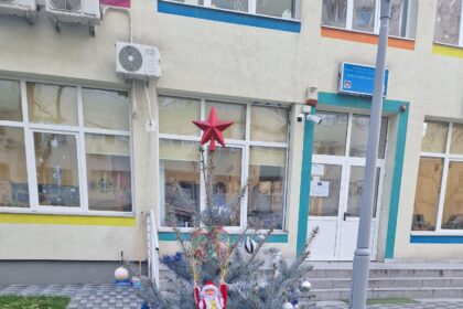 curtile scolilor din sectorul 2 decorate de elevi in pragul sarbatorilor de iarna 694401473aee2