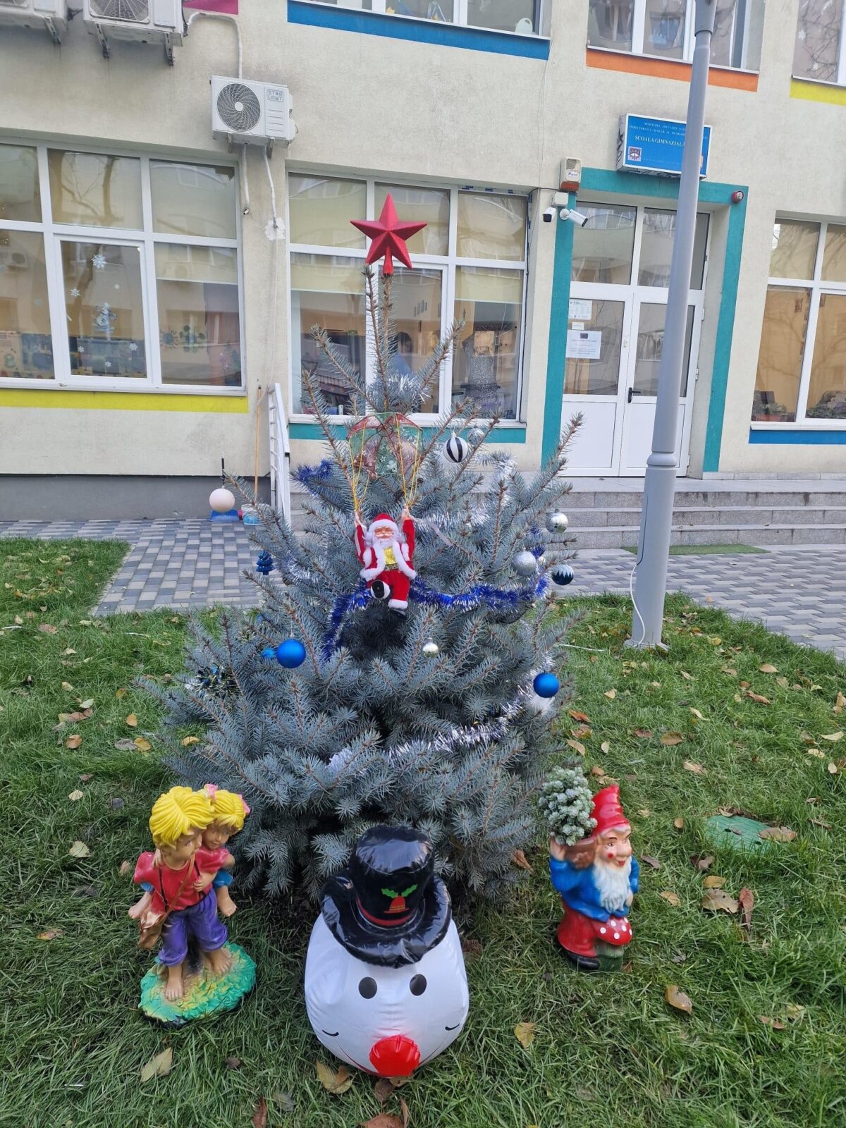 curtile scolilor din sectorul 2 decorate de elevi in pragul sarbatorilor de iarna 694401473aee2