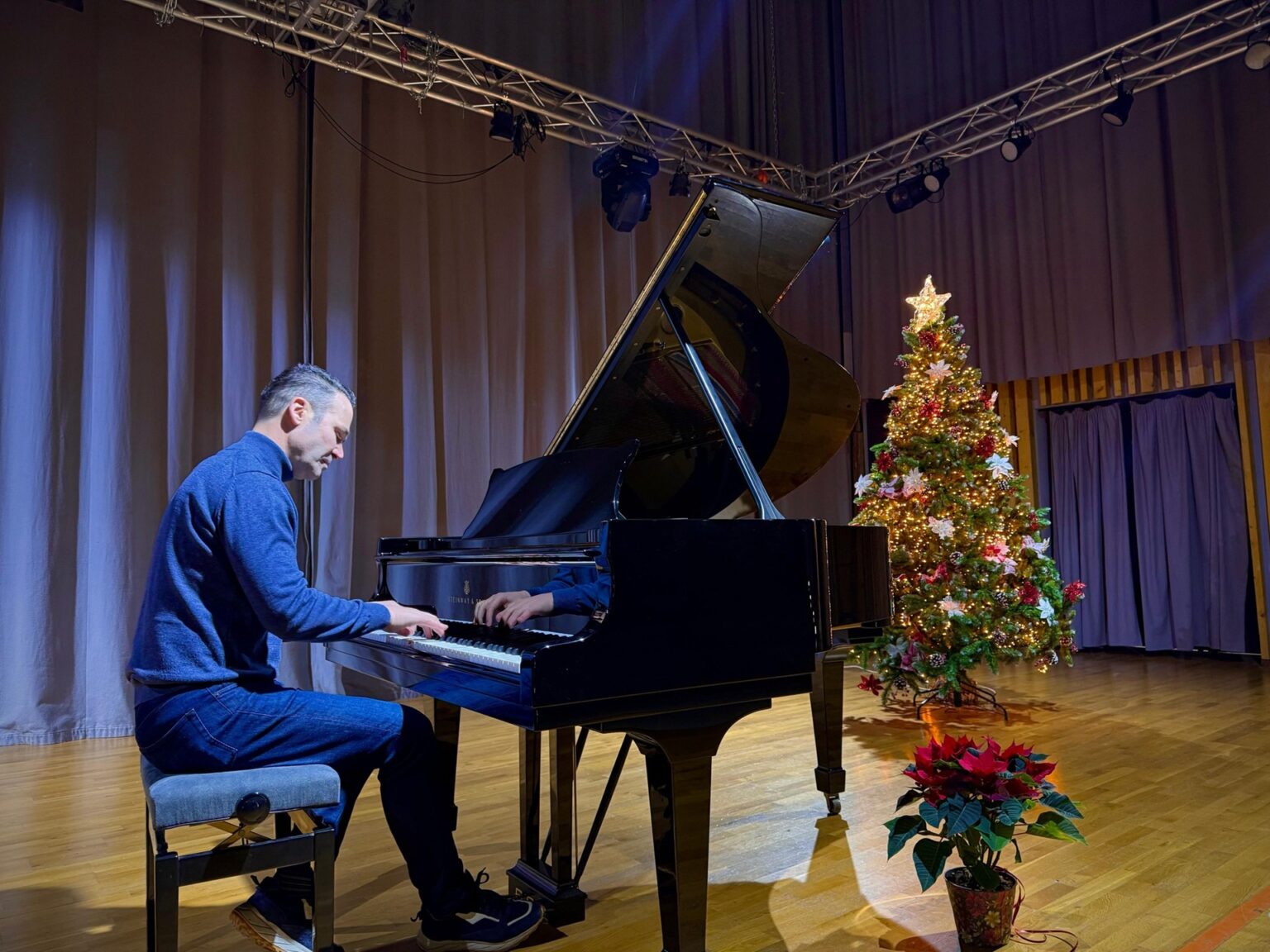 dl negoita in chip de richard clayderman brunet ne promite o surpriza de craciun zice ca urmeaza iminent moment usor cu pianul pe scari 694a917b0c4e4