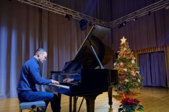 dl negoita in chip de richard clayderman brunet ne promite o surpriza de craciun zice ca urmeaza iminent moment usor cu pianul pe scari 694a917b0c4e4