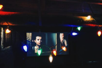 e ok sa ti lasi copilul sa urmareasca stranger things serialul fenomen de pe netflix 692e94e033073