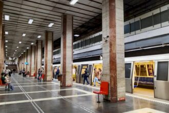 esential panouri de protectie anti suicid pe peroanele unei linii de metrou din bucuresti va fi o premiera in tara 694bc7c9b3137