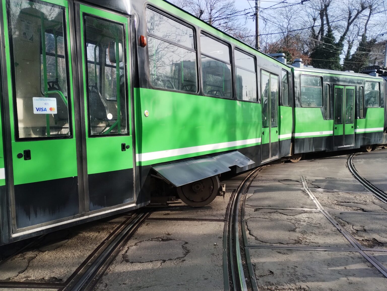 exclusiv i a zburat roata imaginea tramvaiului deraiat pe strada 11 iunie cu putin timp in urma 693970575bc0d