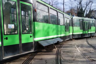 exclusiv i a zburat roata imaginea tramvaiului deraiat pe strada 11 iunie cu putin timp in urma 693970575bc0d