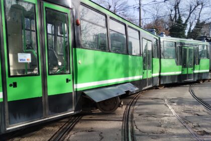 exclusiv i a zburat roata imaginea tramvaiului deraiat pe strada 11 iunie cu putin timp in urma 693970575bc0d