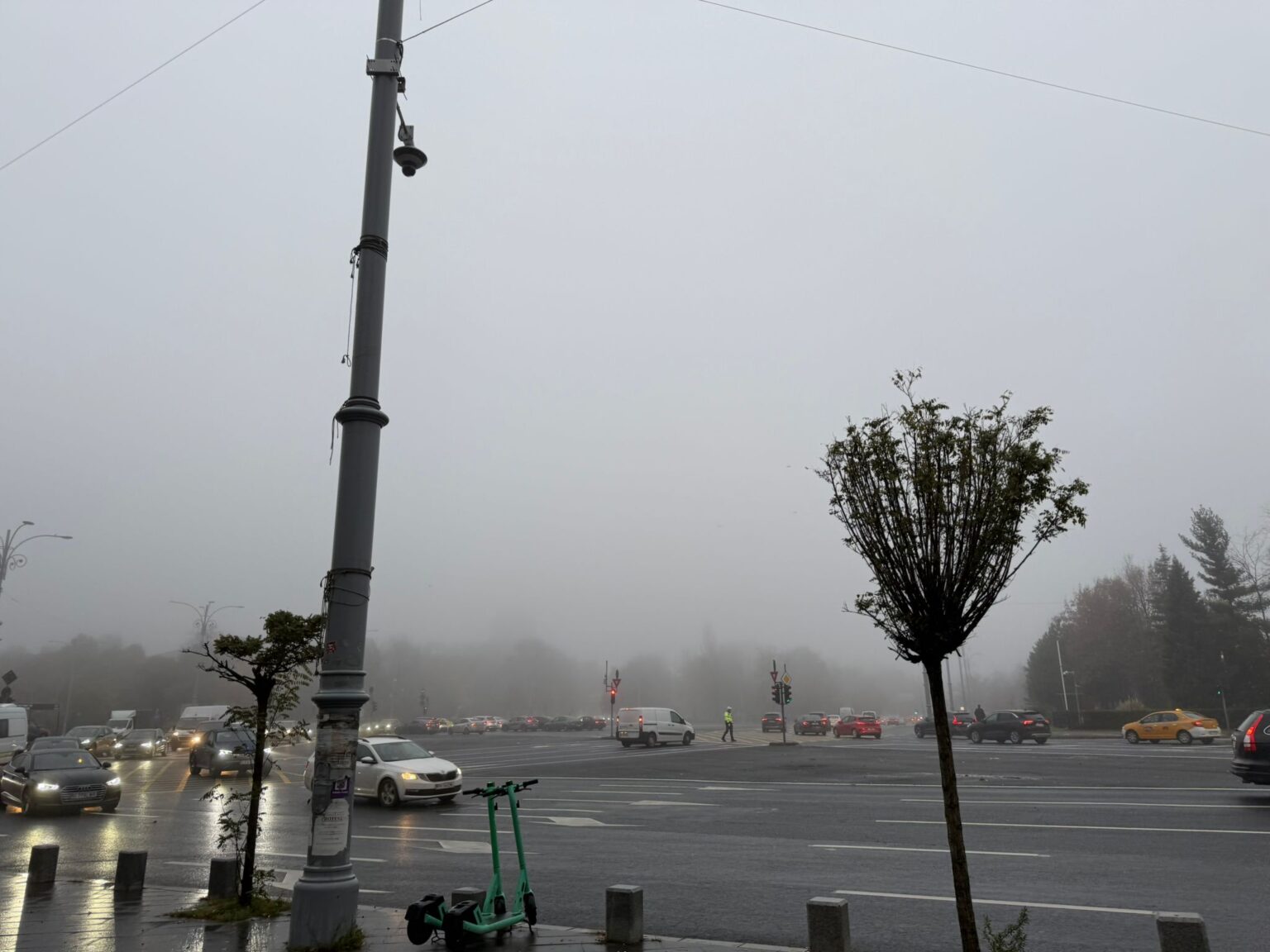 fenomen nou in traficul din bucuresti motiv in plus de cearta si enervare printre soferi cum se folosesc corect luminile de ceata 693951de2df6c