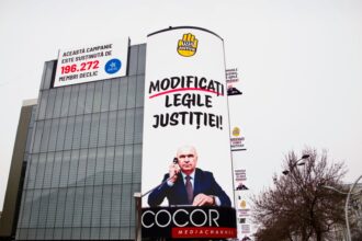 foto banner gigantic cu ilie bolojan afisat pe magazinul cocor din centrul bucurestiului declic cere modificarea legilor justitiei 6946c7217f58c