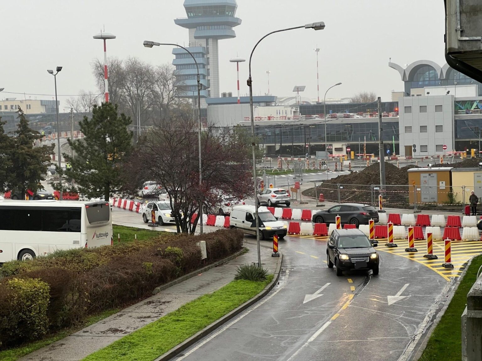 foto drumuri noi amenajate in fata aeroportului otopeni pentru lucrarile de la m6 cum se ajunge din dn1 catre terminalele plecari si sosiri 6936bce4aff81